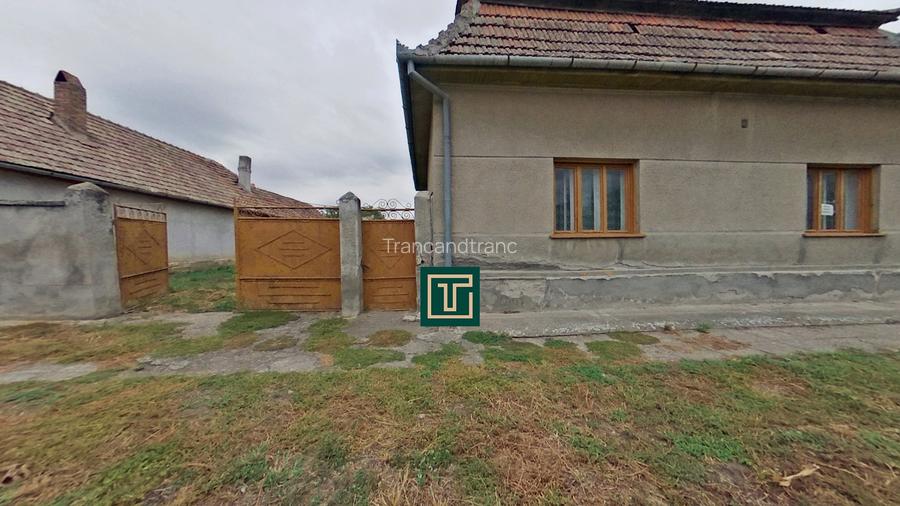 Casă tradițională cu teren generos în Secusigiu, județul Arad Casă tradițională cu teren generos în Secusigiu, județul Arad