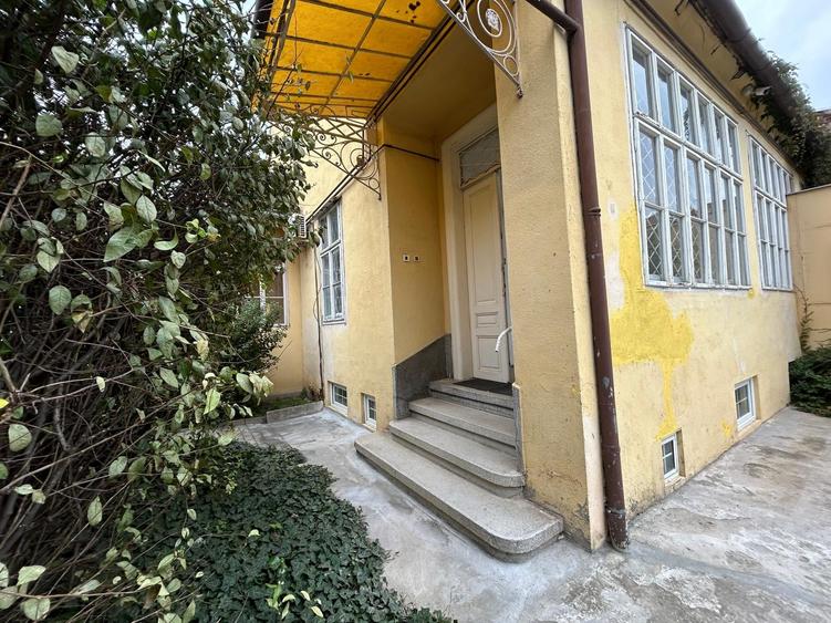 Doua camere plus spatii comune in cladire istorica - 1