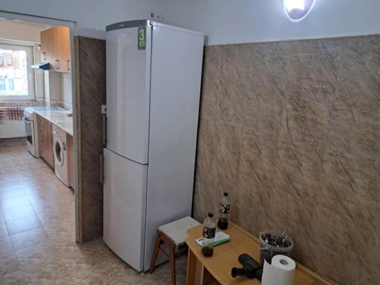 Rahova, parc Sebastian, str. Motoc, bloc din 1990 - 8