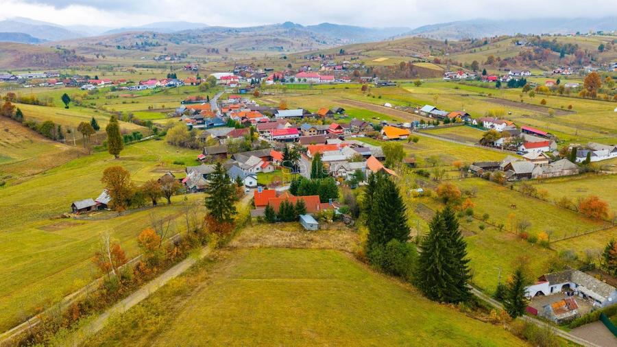 Casă individuală cu 10 camere cu Teren 2980 Mp în Barcani