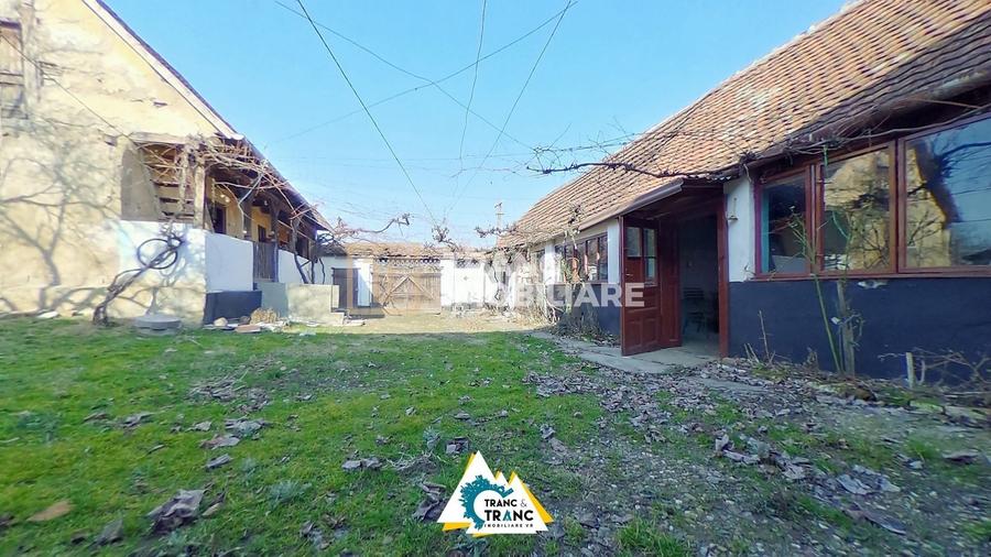 Gospodarie tradițională cu 3 camere, cu teren generos si diferite anexe in Buten - 1