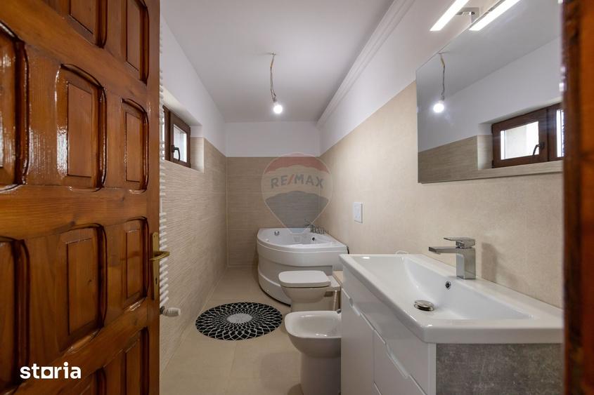 Casă cu 6 camere cu Teren 1710 Mp în Central