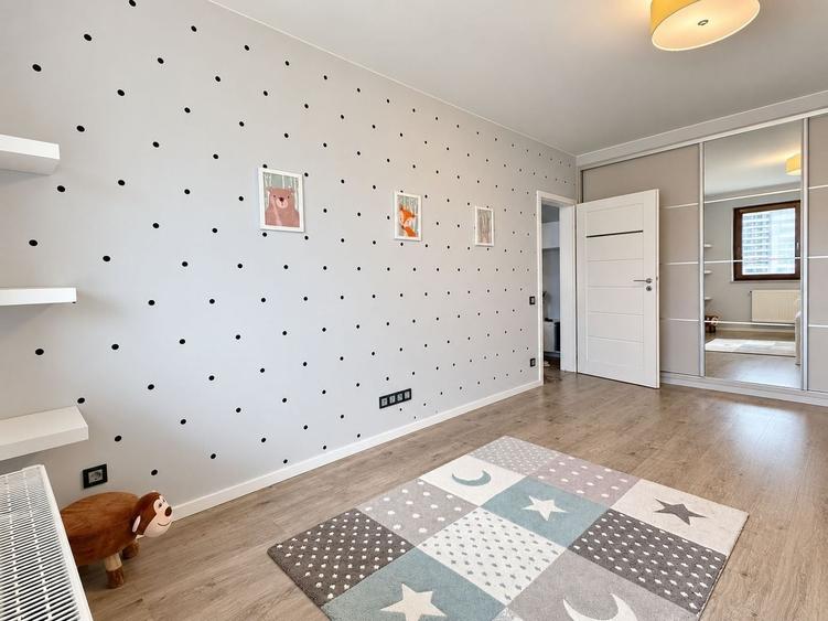 Apartament cu 3 camere semidecomandat, mobilat în Florești
