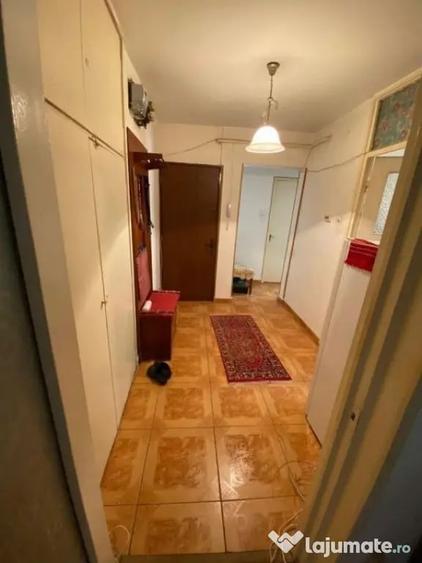 Apartament cu 3 camere semidecomandat în Rahova