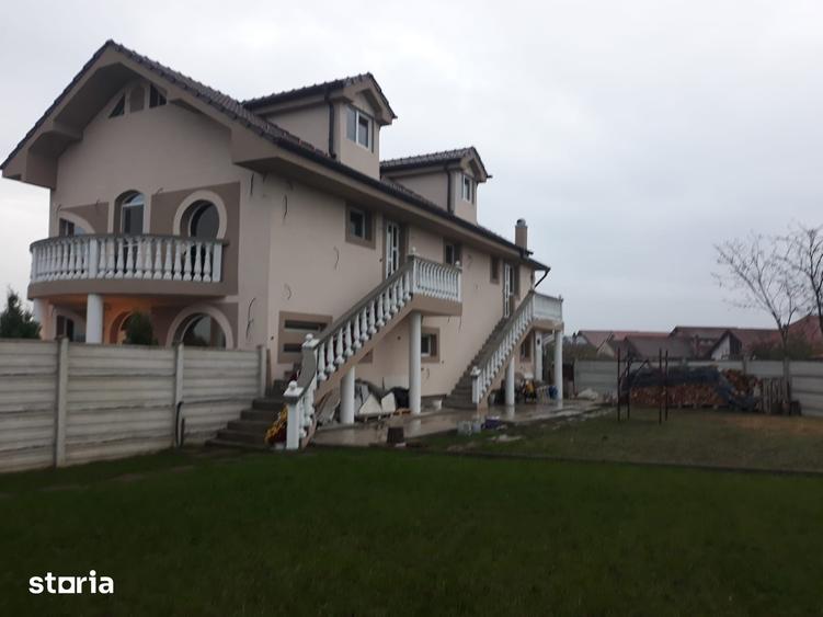 Casă cu 7 camere cu Teren 2600 Mp în Centura