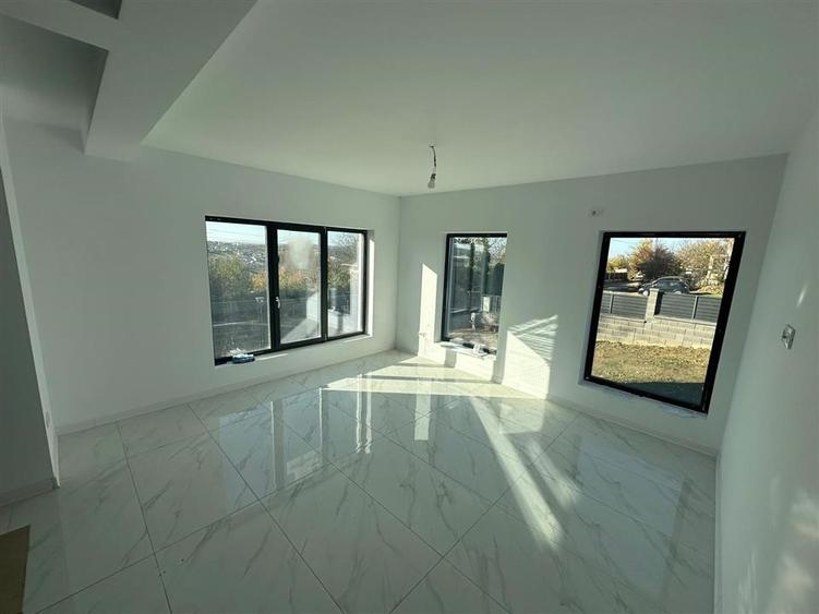 Duplex cu 4 camere cu Canalizare în Vișan