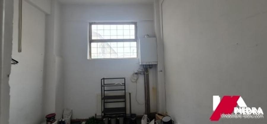 Inchiriez spatiu comercial situat in Strand, in zona de blocuri, suprafata 85mp - 9