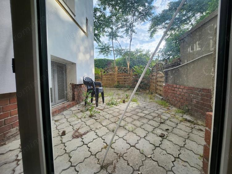 Vand apartament la demisol, pentru locuit sau spatiu comercial - 1