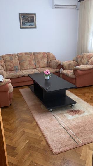 Ofer spre închiriere apartamentul cu trei camere în Drumul Taberei la Favorit  - 8