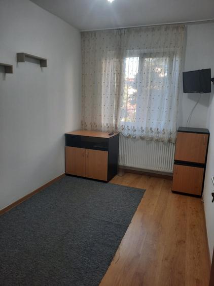 Apartament cu 3 camere semidecomandat în Șiria
