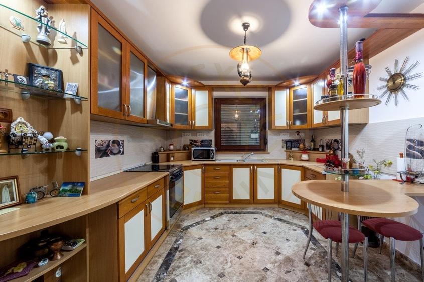 Vila zona Expo Parc - 2 apartamente, curte comuna - 6