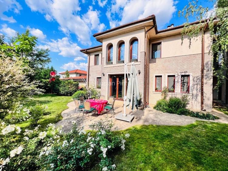 Особая вилла с садом площадью 1000 кв.м в жилом районе Куртя Домняска