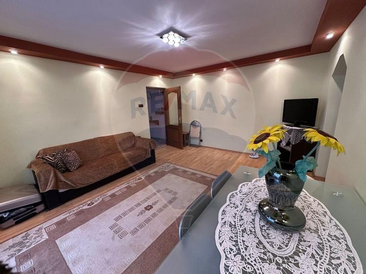 Etaj 2 , apartament cu 3 camere DE VÂNZARE în zona Traian - 2