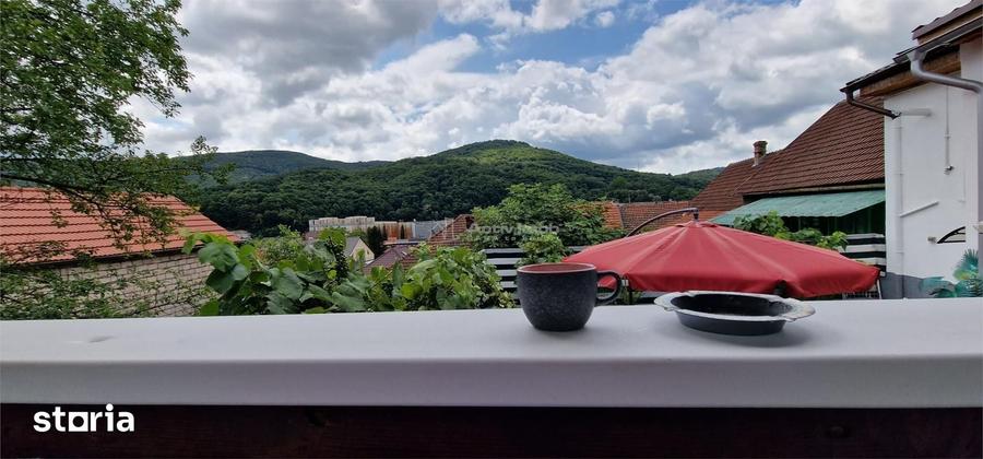 Casă cu 6 camere cu Teren 216 Mp în Muncitoresc