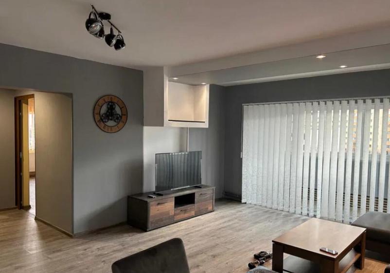 Apartament 3 camere, decomandat - zona Centru Civic - 1