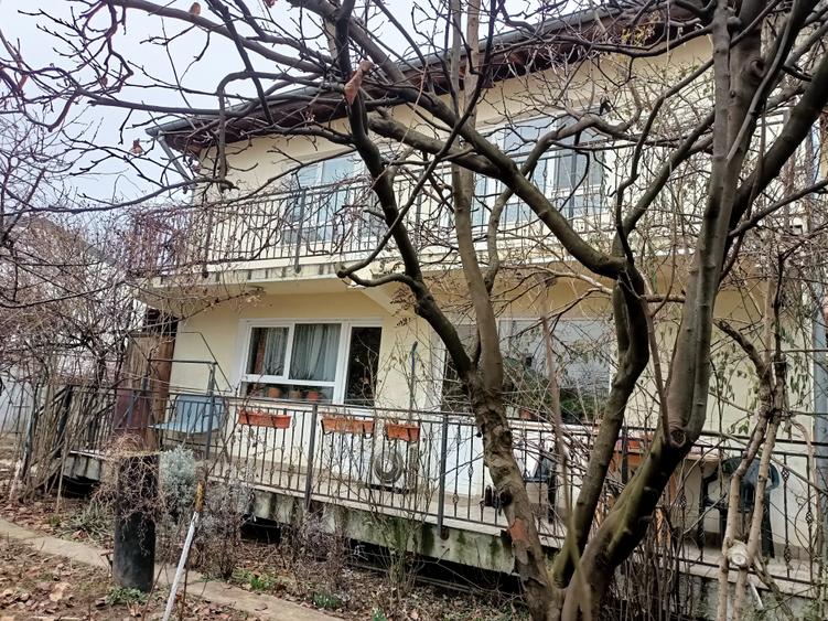 Casă individuală cu 8 camere cu Canalizare în Dămăroaia