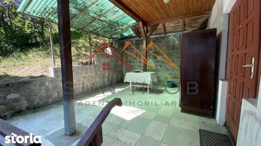 Vila de vanzare, teren 3100 mp, 7 camere, 6 grupuri sanitare, 3 CT, an - 4