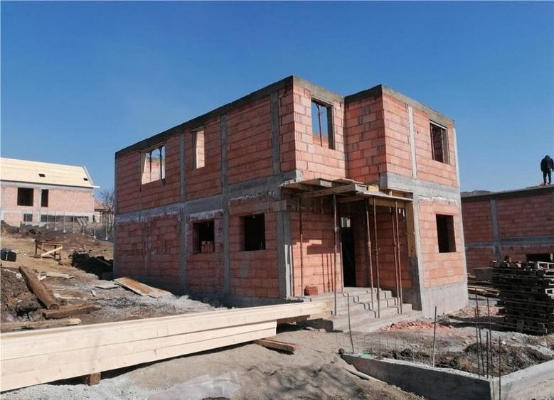 Casă individuală cu 4 camere cu Canalizare în Exterior Est