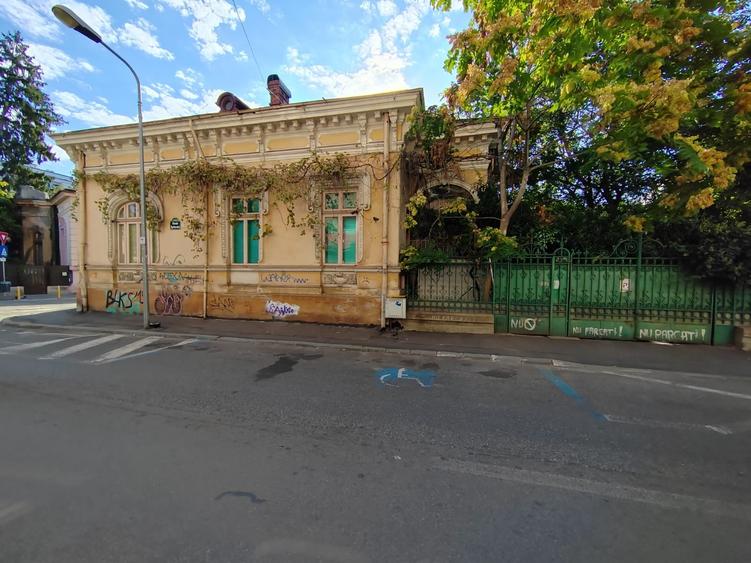 Casă individuală cu 7 camere cu Canalizare în Armeneasca