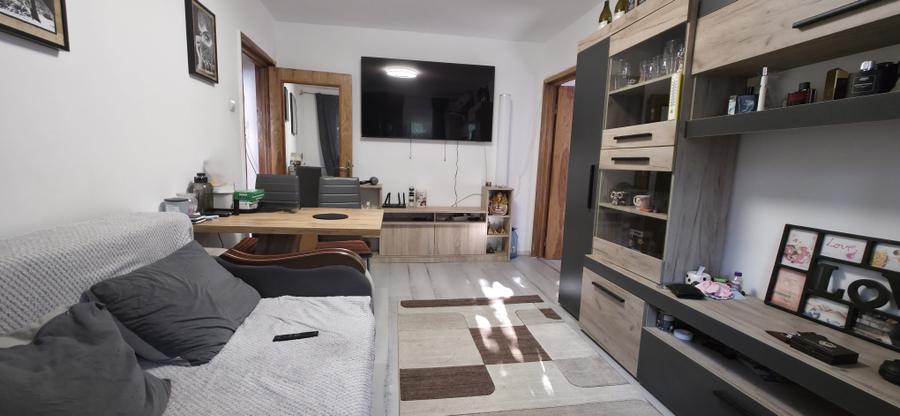 Apartament cu 2 camere semidecomandat în Girocului