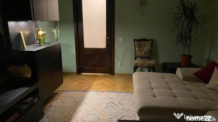 Apartament cu 3 camere decomandat în Victoriei