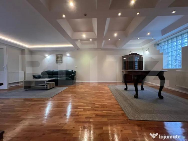 Casă cu 7 camere cu Teren 325 Mp în 7 Noiembrie
