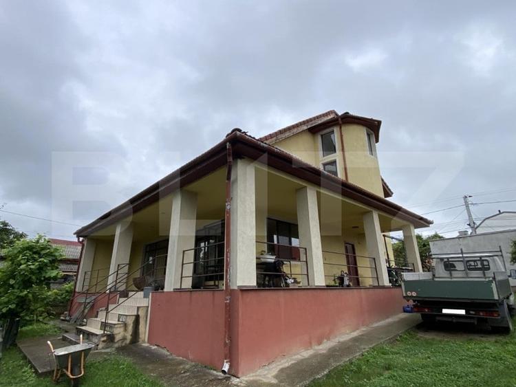 Casă individuală cu 6 camere cu Canalizare în Iris