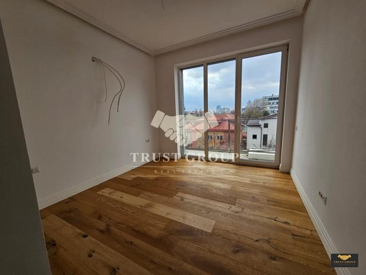 Penthouse cu 3 camere decomandat în Barbu Văcărescu