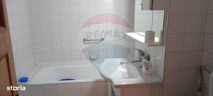 Apartament cu 3 camere decomandat în P-ța Spitalului