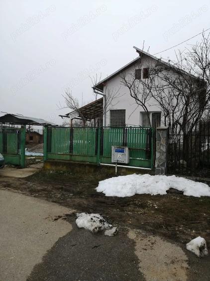 Casă cu 5 camere cu Teren 2500 Mp în Plopeni