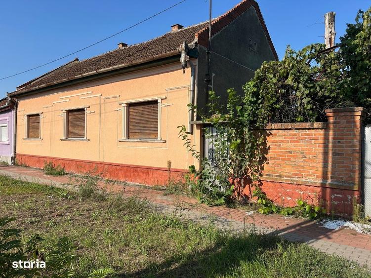 Casă cu 3 camere în Sântion