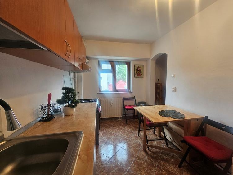 Apartament cu 3 camere decomandat, mobilat în P-ța Victoriei