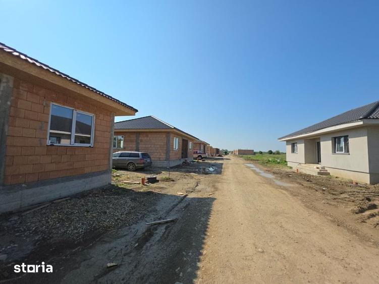 Casă cu 4 camere cu Teren 1200 Mp în Păulești