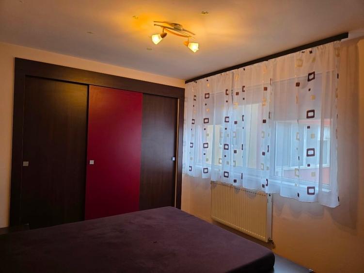 Apartament cu 3 camere semidecomandat, mobilat în Micro II