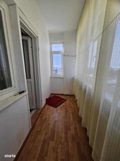 Central-Vand apartament cu 3 camere, balcon si boxa - 2