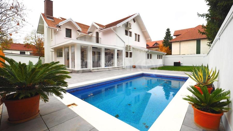 Vila cocheta amplasata langa padure cu piscina proprie