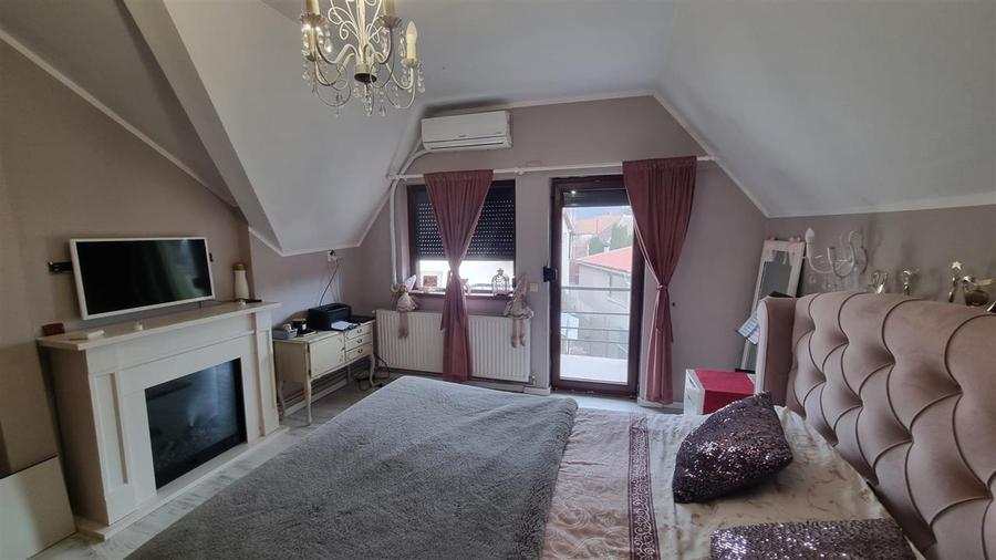 Casa de vanzare moderna cu costuri reduse, panouri solare si spatiu comercial in - 16