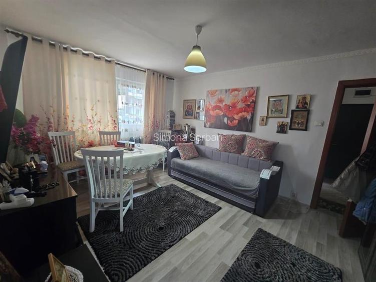 Apartament cu 2 camere semidecomandat, mobilat în Est