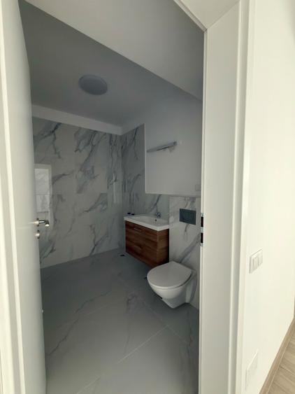 Apartament cu 3 camere semidecomandat în Florești