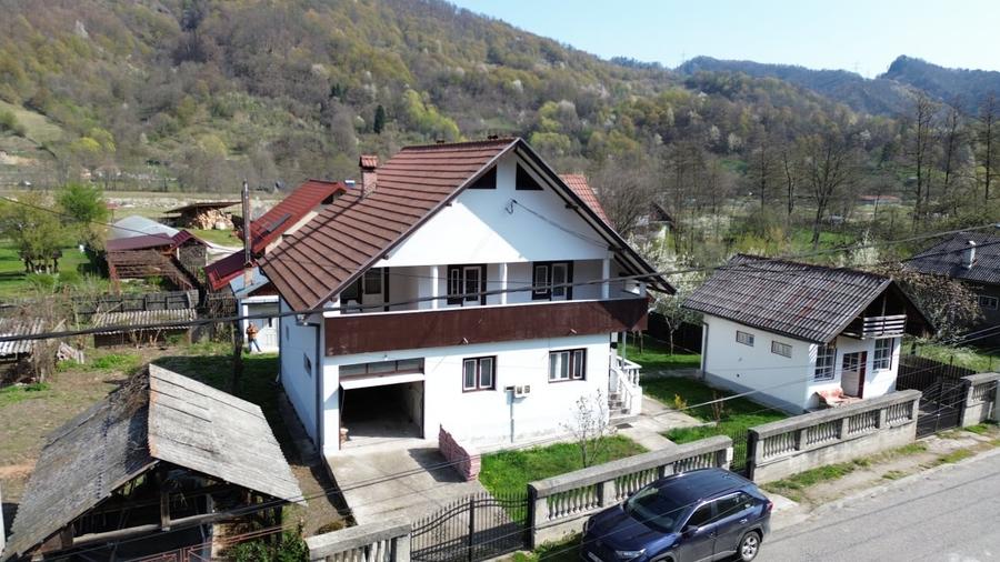 Casa cu 5 camere in Brezoi - zona centrala, dar linistita! - 2