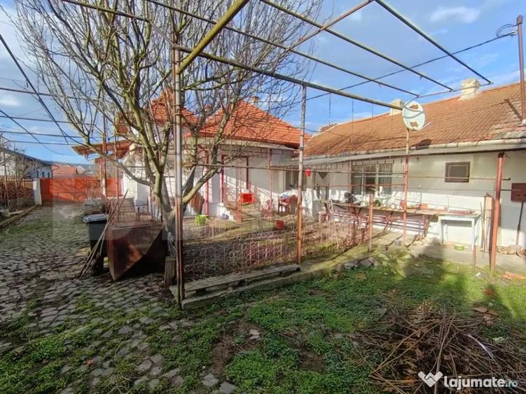 Casa cu 3 camere ?i un teren in suprafa?a de 900 mp - 11