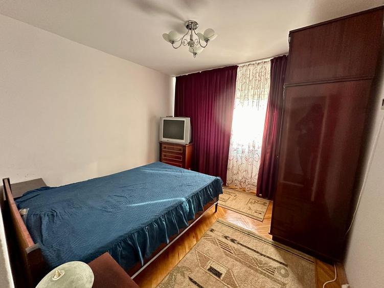 Apartament cu 3 camere decomandat, mobilat în Periferie