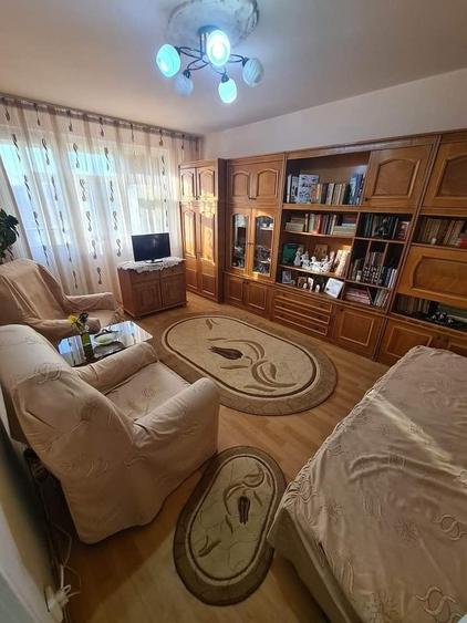 Apartament cu 3 camere decomandat, mobilat în Progresul