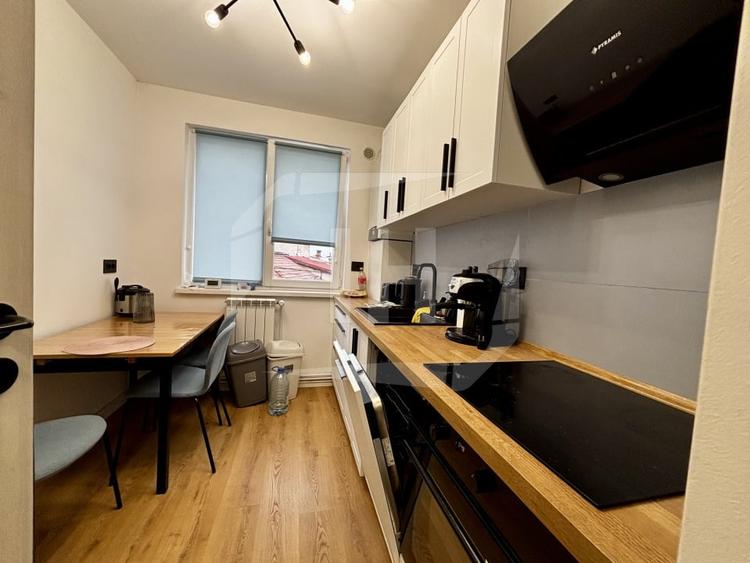 Apartament cu 3 camere semidecomandat, mobilat în Central