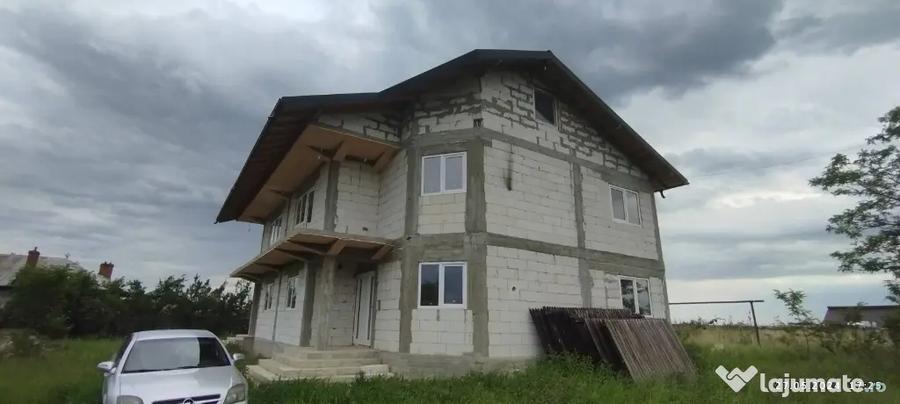 Casă cu 7 camere în Exterior Vest