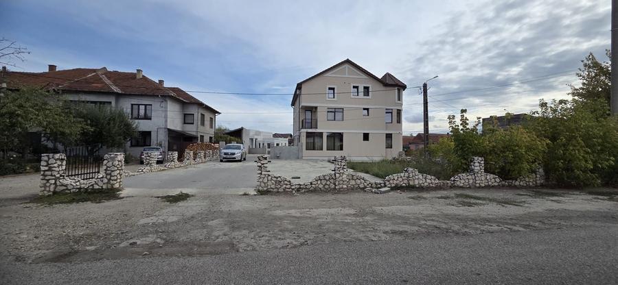 Casă individuală cu 6 camere cu Canalizare în Est