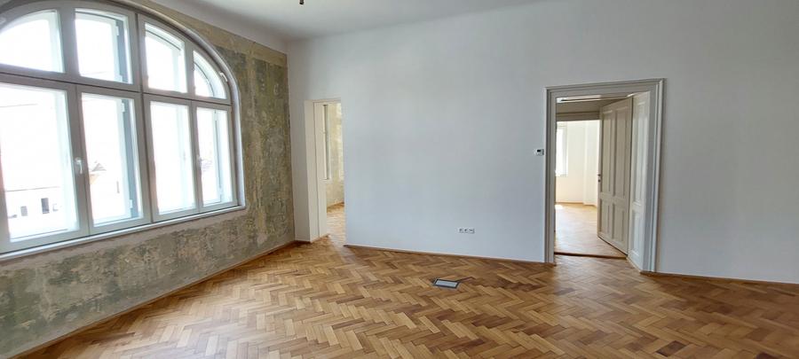 Casă cu 10 camere cu Canalizare în Ultracentral