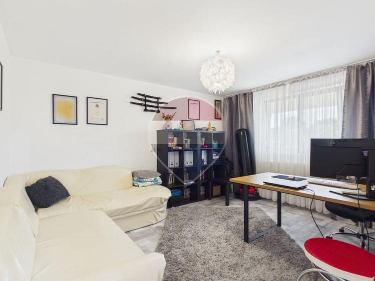 Casă individuală cu 8 camere cu Teren 2220 Mp în Dârza
