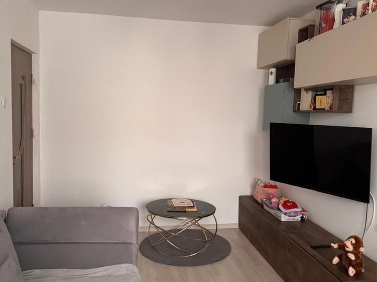Apartament cu 2 camere semidecomandat, mobilat în Craiovița Nouă