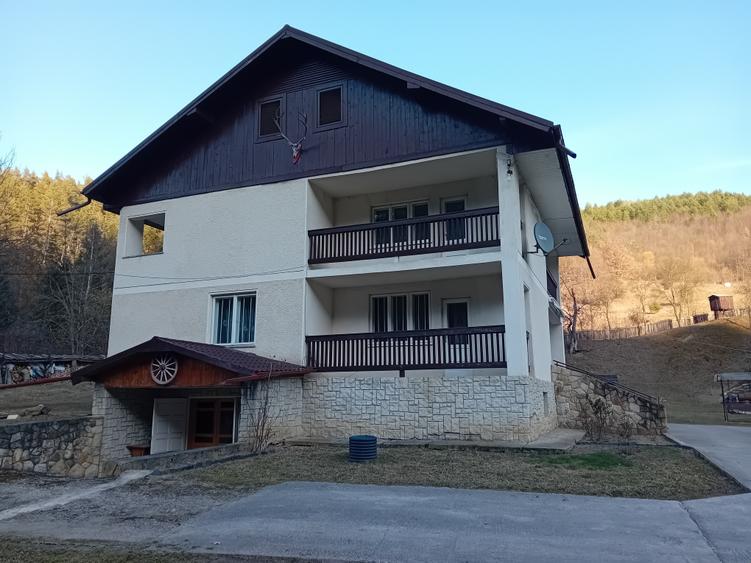 Casă cu 9 camere cu Teren 5000 Mp în Exterior Est